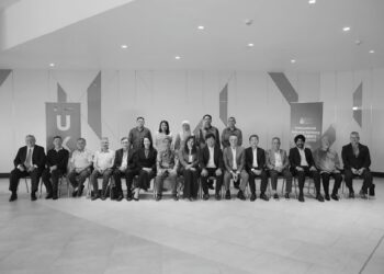 Naib Canselor Universiti Kebangsaan Malaysia (UKM),Prof. Datuk Dr. Sufian Jusoh (tujuh dari kiri) bersama Ahli panel pada Majlis Pertemuan dan Pembentangan Bersama Majlis Penasihat Industri Antarabangsa UKM (IIAC) di sebuah hotel kelmarin.