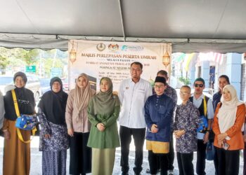 PESERTA umrah bersama kakitangan JKM dan penaja pada Majlis Pelepasan Peserta Umrah Melalui Tajaan Syarikat Andalusia Travel & Tours Sdn. Bhd. Peringkat Negeri Perak di Pejabat Kebajikan Masyarakat Daerah Batang Padang di Tapah hari ini.