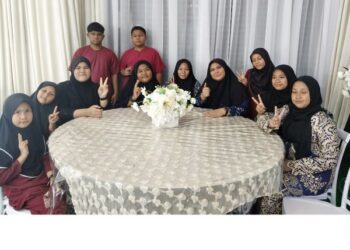 Pelajar Asrama Pertubuhan Kebajikan Anak-anak Yatim Al-Ihsan (PKAYIA) yang disantuni dalam majlis berbuka puasa di Kuala Lipis, Pahang baru-baru ini. – UTUSAN/HARIS FADILAH AHMAD.