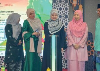 FADhLINA SIDEK (tengah) melakukan gimik prapelancaran Pesta Buku Antarabangsa Kuala Lumpur (PBAKL) 2026 di ibu negara, Turut kelihatan Ketua Pegawa Eksekutif Perbadanan Kota Buku, Adibah Omar (dua kiri) dan Pengarah Majlis Buku Kebangsaan Malaysia (MBKM) Mohd. Khair Ngadiron (kanan)