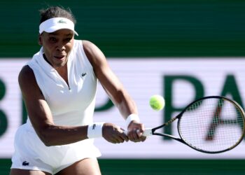 PEMAIN Amerika Syarikat (AS), Venus Williams memulangkan pukulan ke arah lawannya dari Perancis, Diane Parry pada hari kedua kejohanan tenis Terbuka Indian Wells di Indian Wells Tennis Garden, California, pada 5 Mac lalu. - AFP