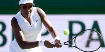 PEMAIN Amerika Syarikat (AS), Venus Williams memulangkan pukulan ke arah lawannya dari Perancis, Diane Parry pada hari kedua kejohanan tenis Terbuka Indian Wells di Indian Wells Tennis Garden, California, pada 5 Mac lalu. - AFP