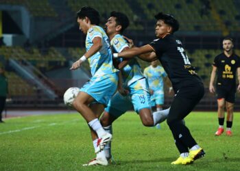 PEMAIN Negeri Sembilan FC, Muhammad Afiq Fitri, mengawal pemain Penang FC, pada perlawanan Liga Super di Stadium Tuanku Abdul Rahman Paroi, Seremban, malam semalam.-UTUSAN/ MOHD SHAHJEHAN MAAMIN.