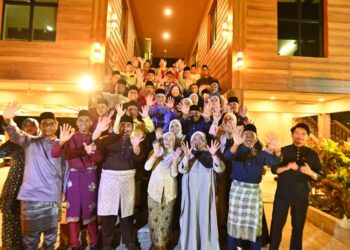 WAN Rosdy Wan Ismail (tengah) bersama Majlis Mahasiswa Anak Pahang (MAMPAN) selepas majlis berbuka puasa di Kompleks Yayasan Pahang, Kuantan, Pahang. - UTUSAN/SHAIKH AHMAD RAZIF 