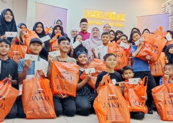 KANAK-kanak yang menerima sumbangan baju raya pada Program Sinar Syawal 2026 anjuran Yayasan Perak di Gudang Tekstil Jakel di Ipoh hari ini.