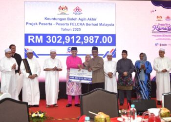 AHMAD Zahid Hamidi menyampaikan cek keuntungan FELCRA Berhad pada Majlis Santunan Kasih Ramadan Kementerian Kemajuan Desa dan Wilayah di Bagan Datuk hari ini. - UTUSAN/ZULFACHRI ZULKIFLI