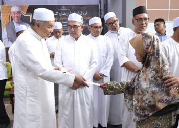 AHMAD Zahid Hamidi menyampaikan sumbangan kepada penerima pada Program Ihya Ramadhan Al - Mubarak tahun 2026 Parlimen Bagan Datuk. - UTUSAN/ZULFACHRI ZULKIFLI