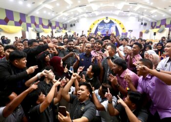 ZAMBRY Abd. Kadir (tengah) bergambar kenangan bersama penuntut pada program Sembang Santai bersama Mahasiswa UniSZA dan UMT di Universiti Sultan Zainal Abidin (UniSZA), Kuala Nerus, Terengganu. - UTUSAN/PUQTRA HAIRRY