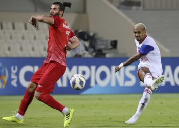 Pemain tengah Caio Lucas (kanan) melakukan percubaan ke arah gol ketika aksi Kumpulan B Liga Juara-Juara Asia Elit(ACLE) antara kelab Emiriah Arab Bersatu, Sharjah FC dan wakil Iran, Tractor FC di Stadium Sharjah, di bandar Sharjah, Emiriah Arab Bersatu.-AFP