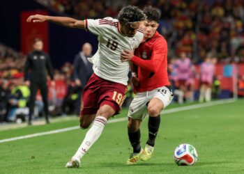 PENYERANG Sepanyol, Lamine Yamal (kiri) diasak pemain Mesir, Islam Issa dalam aksi perlawanan persahabatan antarabangsa di RCDE Stadium.-AFP