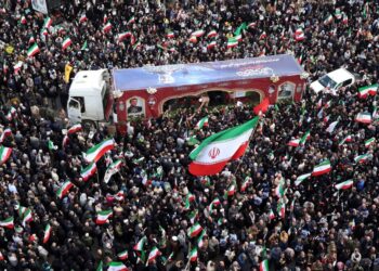 RIBUAN rakyat Iran menghadiri upacara pengebumian Komander Tentera Laut Pengawal Revolusi Iran, Alireza Tangsiri, bersama mangsa lain yang terkorban dalam serangan Amerika Syarikat-Israel di Dataran Enghelab, Teheran, Iran, semalam. - AFP