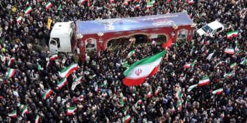 RIBUAN rakyat Iran menghadiri upacara pengebumian Komander Tentera Laut Pengawal Revolusi Iran, Alireza Tangsiri, bersama mangsa lain yang terkorban dalam serangan Amerika Syarikat-Israel di Dataran Enghelab, Teheran, Iran, semalam. - AFP