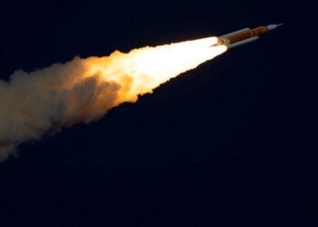 Misi ke Bulan berlepas dari Pad 39B di Pusat Angkasa Lepas Kennedy di Cape Canaveral, Florida, pada 1 April 2026. Empat angkasawan telah berlepas dengan menaiki roket NASA yang besar pada 1 April dalam perjalanan mengelilingi Bulan yang telah lama dinanti-nantikan, penerbangan lintas lunar pertama yang dikendalikan oleh kru dalam tempoh lebih 50 tahun.- AFP