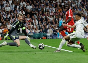 MANUEL Neuer berkasi cemerlang dalam aksi suku akhir pertama berdepan Real Madrid- AFP