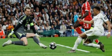 MANUEL Neuer berkasi cemerlang dalam aksi suku akhir pertama berdepan Real Madrid- AFP