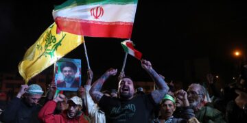 PENUNJUK perasaan pro-pemerintah berhimpun di jalan-jalan utama di Teheran selepas pengumuman kemenangan oleh Majlis Keselamatan Negara Tertinggi Iran. - AFP