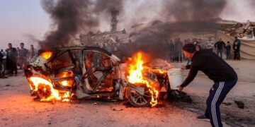 SEORANG lelaki cuba memadamkan kebakaran melibatkan kereta milik wartawan Palestin, Mohammed Washeha yang terkorban akibat serangan udara Israel di selatan Gaza City. - AFP