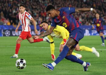 PENYERANG Barcelona, Marcus Rashford melepaskan rembatan ke arah gawang ketika aksi suku akhir pertama UEFA Champions League antara FC Barcelona dan Atletico Madrid di Camp Nou.-AFP