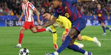 PENYERANG Barcelona, Marcus Rashford melepaskan rembatan ke arah gawang ketika aksi suku akhir pertama UEFA Champions League antara FC Barcelona dan Atletico Madrid di Camp Nou.-AFP