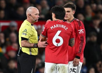 Martinez dilayangkan kad merah ketika United tumpas 1-2 kepada Leeds United semala,.-AFP