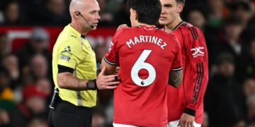 Martinez dilayangkan kad merah ketika United tumpas 1-2 kepada Leeds United semala,.-AFP