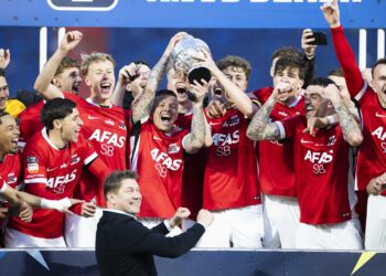 Pemain AZ Alkmaar meraikan kejayaan bersama trofi selepas menjuarai final Piala Belanda menewaskan NEC Nijmegen di Stadium De Kuip, Rotterdam.-AFP