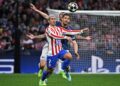 PENYERANG Atletico Madrid, Antoine Griezmann (kiri) bersaing merebut bola dengan pertahanan Arsenal, William Saliba dalam aksi separuh akhir pertama Liga Juara-Juara Eropah antara Atletico Madrid dan Arsenal di Stadium Metropolitano, Madrid, awal pagi tadi-AFP.