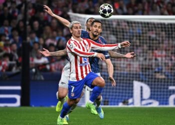 PENYERANG Atletico Madrid, Antoine Griezmann (kiri) bersaing merebut bola dengan pertahanan Arsenal, William Saliba dalam aksi separuh akhir pertama Liga Juara-Juara Eropah antara Atletico Madrid dan Arsenal di Stadium Metropolitano, Madrid, awal pagi tadi-AFP.