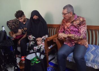 FARIDAH menceritakan kepada Wan Ahmad Dahlan kecederaan yang dialami berpunca daripada kemalangan jalan raya ketika perjalanan ke tempat kerja.