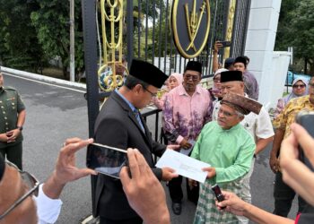 AZIZI Mohamad Ali (kiri) menerima dokumen memorandum yang diserahkan Muhamad Kamel di hadapan Istana Hinggap di Seremban, hari ini-UTUSAN/ NOR SHAFIQAH MOHD. GHAZALI