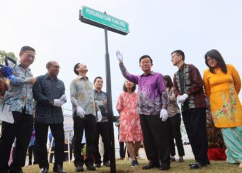 CHOW Kon Yeow (tiga dari kanan) pada Majlis Perasmian Penamaan Semula Persiaran Pantai Sinaran Kepada Persiaran Chin Fung Kee di Penang Waterfront Convention Centre (PWCC) di Pulau Pinang, hari ini.-UTUSAN/DANIAL SAAD