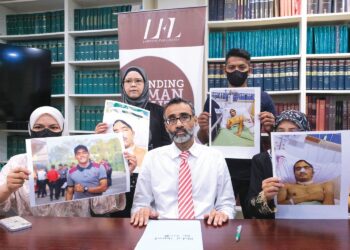 N. SURENDRAN dan keluarga Truper Abdul Hamid Mutalib dalam sidang akhbar dii Lawyers for Liberty, Petaling Jaya, semalam. – UTUSAN/M. FIRDAUS M. JOHARI