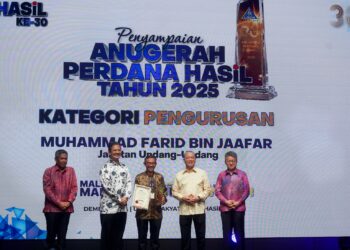 FADILLAH Yusof menyampaikan Anugerah Perdana HASiL Tahun 2025 kepada penerima pada Majlis Sambutan Hari LHDN Ke-30 Tahun 2026 di Ibu Pejabat LHDN, Cyberjaya. - UTUSAN/ FAISOL MUSTAFA
