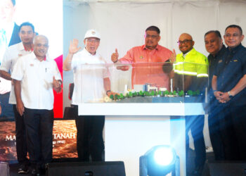NGA Kor Ming dan Ab. Rauf pada Majlis Pecah Tanah Loji Waste-to-Energy (WtE) di Sungai Udang, Melaka hari ini.-UTUSAN/AMRAN MULUP