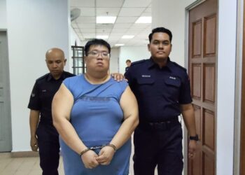 CHAN Zhi Guang dihadapkan ke Mahkamah Majistret Johor Bahru hari ini atas pertuduhan menyimbah cat merah kepada kenderaan dan dinding rumah di Gelang Patah, Johor Bahru Mac lalu.