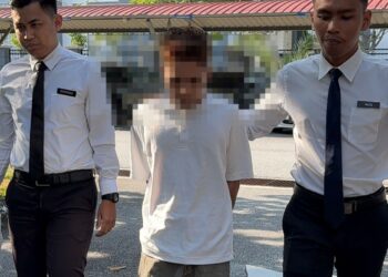 TENGKU Ahmad Ariff Mulia Tengku Daeng Bahaismail diiringi polis ke Kompleks Mahkamah Seremban hari ini bagi pertuduhan memperdayakan seorang lelaki untuk mendapatkan pingat darjah kebesaran negeri yang membawa gelaran Datuk tahun lalu.- UTUSAN / NOR SHAFIQAH MOHD GHAZALI
