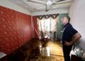 MOHD. Jafni Md. Shukor meninjau sebuah unit kediaman di Flat Taman Puteri, Kulai yang rosak dilanda ribut.