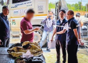 POLIS  Wilayah 9 dan agensi penguat kuasa tempatan merampas hampir 100,000 liter diesel dalam satu pemeriksaan di sebuah syarikat logistik Malaysia di Pekan Danok, Sadao, Thailand. – IHSAN POLIS