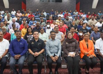 SUNDARAJOO (duduk, tengah) ketika menghadiri program Taklimat Skim Pembiayaan Tekun Nasional di Komtar, George Town, Pulau Pinang. - UTUSAN/DANIAL SAAD