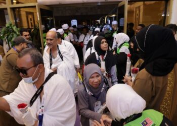 JEMAAH haji selamat tiba  dari Madinah di Tanah Suci Mekah, semalam.-TABUNG HAJI