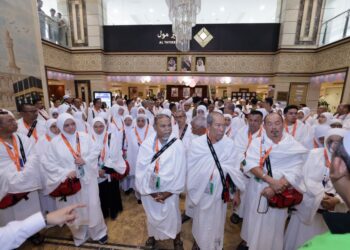 Jemaah haji Malaysia yang tiba di Mekah menunaikan ibadah umrah di Masjiil Haram, semalam.-TABUNG HAJI