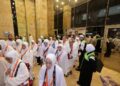 JEMAAH haji Malaysia bergerak dari hotel penginapan untuk menunaikan umrah di Masjidil Haram, semalam.-TABUNG HAJI