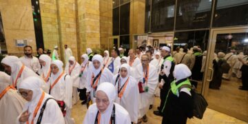 JEMAAH haji Malaysia bergerak dari hotel penginapan untuk menunaikan umrah di Masjidil Haram, semalam.-TABUNG HAJI