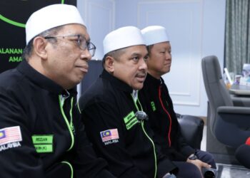 MOHD. Hisham Harun (tengah) dalam sidang akhbar mingguan di Pejabat Operasi Tabung Haji di Mekah hari ini.