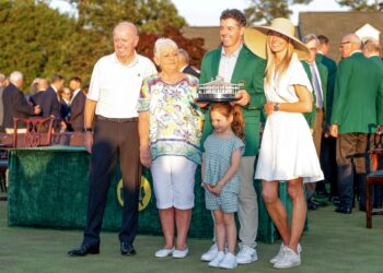 RORY McIlroy(tengah) menjulang trofi Kejohanan Masters bersama keluarganya-AFP