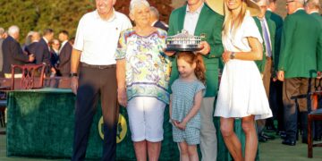 RORY McIlroy(tengah) menjulang trofi Kejohanan Masters bersama keluarganya-AFP