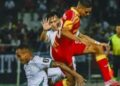 Pemain Selangor FC, Jose Vitor Rodrigues (kanan) diasak pemain Kuching City pada perlawanan separuh akhir pertama Piala Malaysia di Stadium Majlis Bandaraya Petaling Jaya (MBPJ), kelmarin. Selangor dan Kuching City terikat 1-1. - UTUSAN/SHIDDIEQIIN ZON