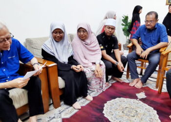 ISMAIL Sabri Yaakob (kiri) melihat keputusan SPM, Aisyah Maharuddin (dua dari kiri) ketika berkunjung ke kediamannya di Gemencheh, Tampin, Negeri Sembilan pada Program Ziarah Kasih Yayasan Keluarga Malaysia, semalam. UTUSAN/MOHD. SHAHJEHAN MAAMIN