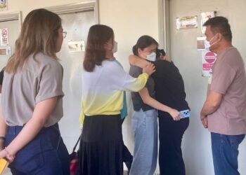 AHLI keluarga salah seorang mangsa yang hadir ke HSB untuk menuntut jenazah setelah mereka ditemukan lemas di Pantai Merdeka, Sungai Petani. UTUSAN/JAMLIAH ABDULLAH