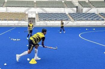 Brendan Caloran (kiri) memantau corak permainan skuad Speedy Tigers dalam latihan skuad kebangsaan baru-baru ini. - IHSAN KONFEDERASI HOKI MALAYSIA 